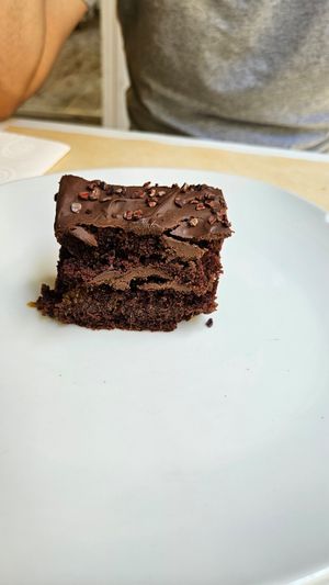 Brownie chocolate y mango at El Vergel Veggie Restaurant in Tarragona