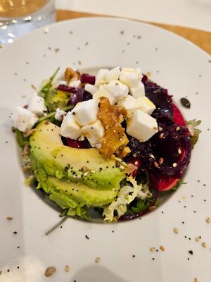 Rote Beete, Avocado, gr Keese Salat at El Vergel Veggie Restaurant in Tarragona