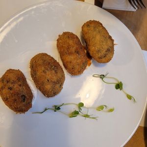 Croquettes with smoked mushroom at El Vergel Veggie Restaurant in Tarragona