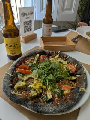 Black pizza at El Vergel Veggie Restaurant in Tarragona