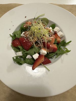Veganer Feta-Salat mit Erdbeeren und Sprossen   at El Vergel Veggie Restaurant in Tarragona