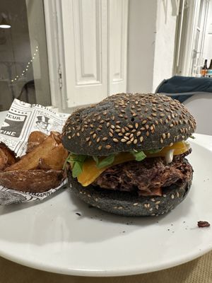 Veganer Burger mit Pommes, enthält Gluten   at El Vergel Veggie Restaurant in Tarragona