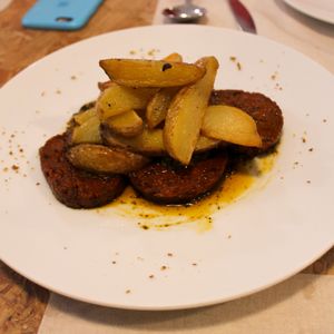 vegan chorizo with chips at El Vergel Veggie Restaurant in Tarragona