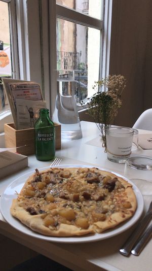 the ”parmesan” pizza at El Vergel Veggie Restaurant in Tarragona