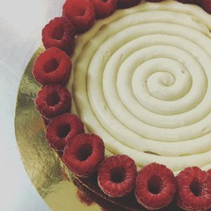 Pastel de almendra, chocolate blanco y frambuesas at El Vergel Veggie Restaurant in Tarragona
