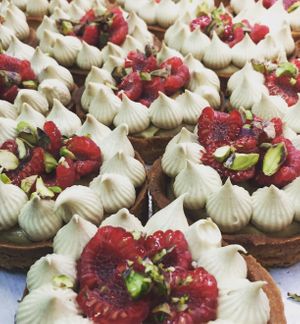 Tartaleta de pistacho y frambuesas  at El Vergel Veggie Restaurant in Tarragona