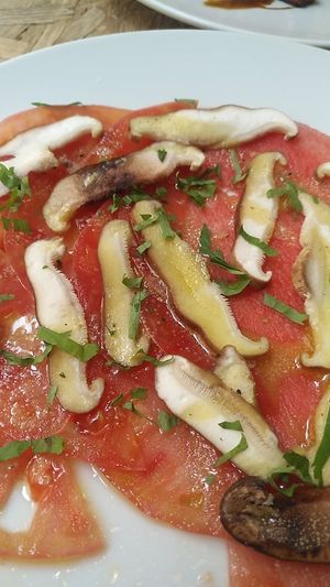 Carpaccio de tomates rosas at El Vergel Veggie Restaurant in Tarragona