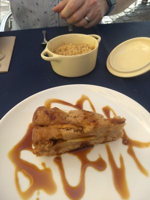 Apple cake and apple crumble at La Hierba Luisa Cocina de la Huerta in Gran Canaria