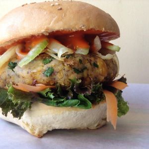 Burger con pattie de garbanzo y cilantro, salsa buffalo, zanahoria rallada, rodajas de apio, cebolla caramelizada y lechuga 

Garbanzo and cilantro pattie, buffalo sauce, shredded carrot, celery, caramelized onions, lettuce.  at Veggies Are Us in Tijuana