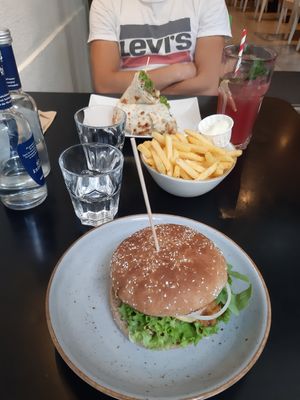 Falafel Wrap und Burger at My Heart Beats Vegan in Karlsruhe
