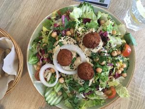 Kichererbsen salat rund 12€ at My Heart Beats Vegan in Karlsruhe