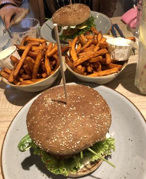 Veganer „Shrimps-Burger" at My Heart Beats Vegan in Karlsruhe