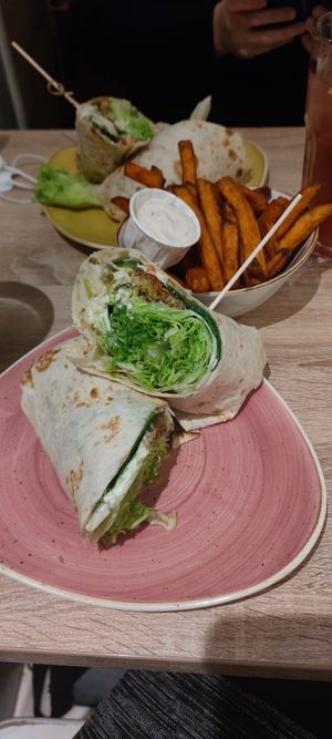 Falafel Wrap mit Süßkartoffeln Pommes und Sour Creme at My Heart Beats Vegan in Karlsruhe