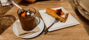 Mousse au chocolate und Mango Käsekuchen at My Heart Beats Vegan in Karlsruhe