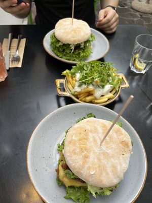 White BBQ Rodeo und Phily Chili Cheezesteak, dazu Sour Cream Pommes  at My Heart Beats Vegan in Karlsruhe