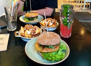 Burger Fresh Farm TS und Country Star mit den Texas Wedges und Hauslimo at My Heart Beats Vegan in Karlsruhe