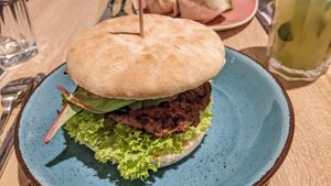 Burger mit frittierter Avocado und beyond Pattie at My Heart Beats Vegan in Karlsruhe