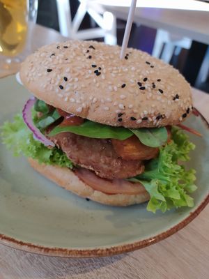 The crispy chicken tikka burger at My Heart Beats Vegan in Karlsruhe