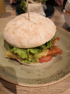 Grilled Chiquen Chili Cheeze Burger at My Heart Beats Vegan in Karlsruhe