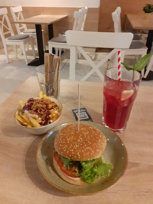 Big Bacon & Cheese Burger, Smoky Bacon Fries und die Hauslimo Sweet Cherry at My Heart Beats Vegan in Karlsruhe