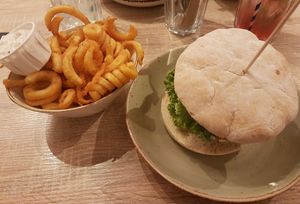 Carolina BBQ Burger & Curly Fries + Sourcream at My Heart Beats Vegan in Karlsruhe