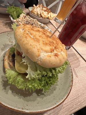 Brooklyn Chilli Cheese Burger, Coleslaw und Danish Fries  at My Heart Beats Vegan in Karlsruhe