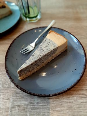 Zitrone-Mohn-Käsekuchen at My Heart Beats Vegan in Karlsruhe