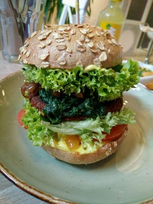 Bombay Burger mit Mango chutney, Currycreme und gedünstetem Spinat  at My Heart Beats Vegan in Karlsruhe