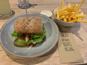 Classic Burger Gluten-free  at My Heart Beats Vegan in Karlsruhe