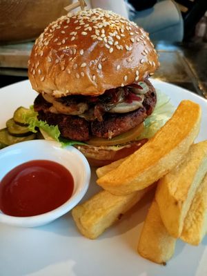 Veggie burger at Elephant Cafe in Ubud