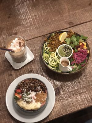 Smoothiebowl and salad at Fern & Fika in Stockholm