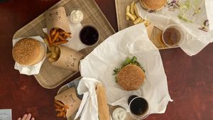 Burgers & (sweet potato) fries 🤩 at Front Food in Linz