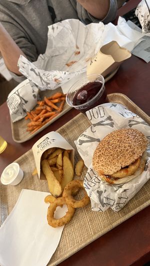 One front, Onion rings, wedges, mayo at Front Food in Linz