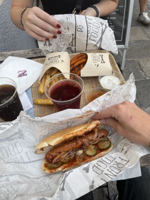 Hot Dog, Fries und Sweet Fries  (Mit Curry Sauce und Kräuter-Joghurt Sauce)  at Front Food in Linz