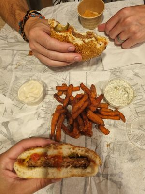 Cheese burger and sweet potato fries. V.mayo & Tartar sauce at Front Food in Linz