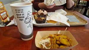 Currywurst and cakes at Front Food in Linz