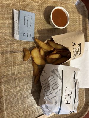 Schnitzlinger 7,49€, Wedges klein 5,49€, Curry Sauce 1,20€  at Front Food in Linz