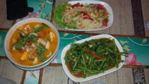 tom yum jay, som tam jay, morning glory jay at O2 in Koh Chang