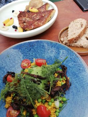 Toast met scrambled tofu en avocado, en wentelteefjes at GYS - Voorstraat in Utrecht