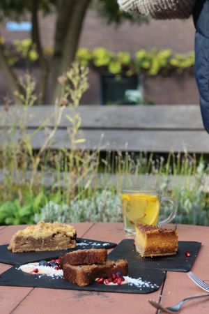 A selection of organic, gluten-free and vegan patisserie (on the photo you see an apple crumble cake, banana bread and a pumpkin-spice cheesecake) at GYS - Voorstraat in Utrecht