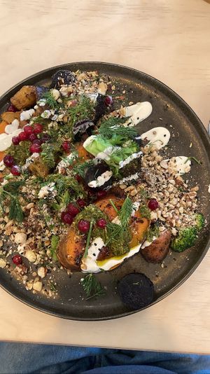 Jacket Potato Club: Grilled sweet potato, tahini yoghurt, chimichurri, roasted vegetables, dukkah, pomegranate, fresh herbs. A delicious whole food option!   at GYS - Voorstraat in Utrecht