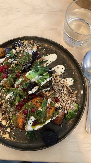 Jacket Potato Club: Grilled sweet potato, tahini yoghurt, chimichurri, roasted vegetables, dukkah, pomegranate, fresh herbs. A delicious whole food option!   at GYS - Voorstraat in Utrecht