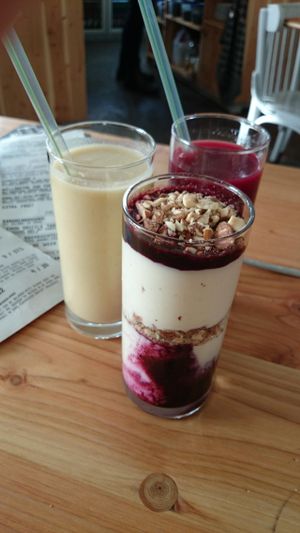 Triffle with soyayoghurt, nuts and fruit + 2 smoothies at GYS - Voorstraat in Utrecht