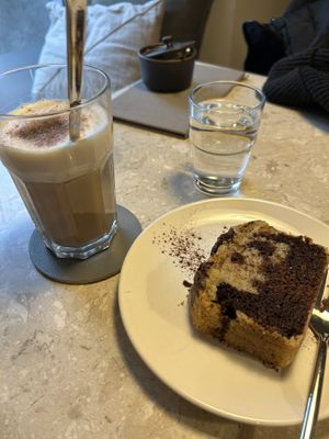 Marmorkuchen 4,10€, Dirty Chai Latte Vanilla Soy Milk 5,90€
  at Friedlieb und Tochter in Linz