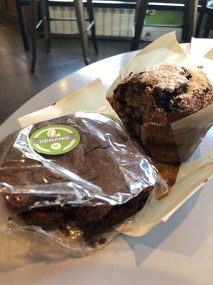 Vegan brownie and banana berry muffin at Marcopolo Freelife in Ushuaia