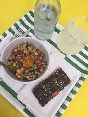 Formule: 1 element + 1 dessert = 9€ + citronnade maison 2€.  at Le Balagan in Marseille