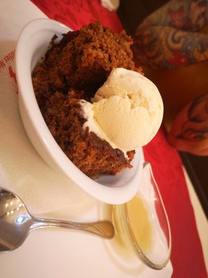 Dessert Toffee mit Vanille Eis at Gasthaus am Predigtstuhl in Vienna