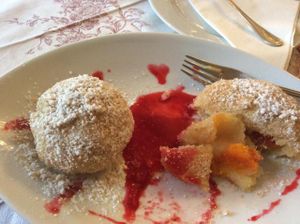 Vegane Marillenknödeln. Wenig Sauce. at Gasthaus am Predigtstuhl in Vienna