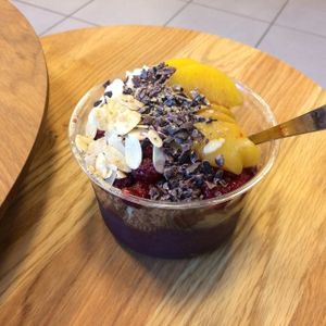 açai bowl with lots of fruit and other toppings (almond, cacao nibs, etc.) at Lotta Love in Malmo