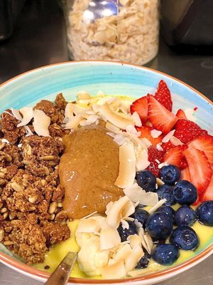 Mango 🥭 Bowl with strawberries 🍓 blueberries 🫐 peanut 🥜 butter 🧈 coconut 🥥 shaving’s 🍌 banana & granola  at Lotta Love in Malmo